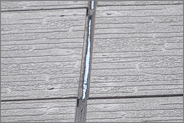 反り・浮きなどの変形、割れ・欠けている箇所がある